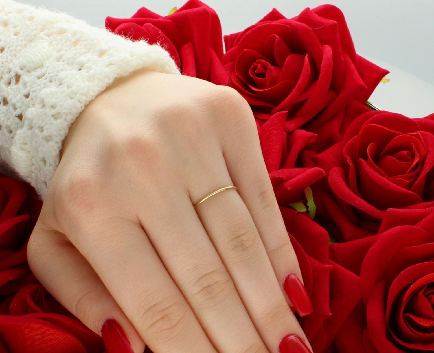 Delikatny złoty pierścionek damski próby 585 z wiszącą cyrkonią i okrągłą blaszką. Lekki, subtelny i kobiecy – idealny na prezent lub do codziennego noszenia.1.jpg